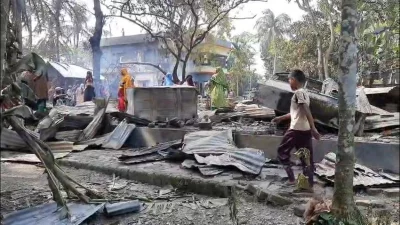 সংঘর্ষে ভাঙচুর করা বাড়িঘর