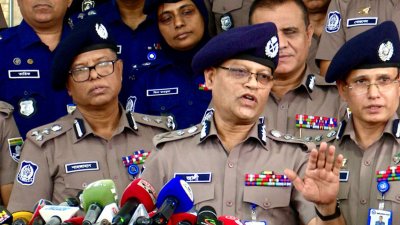শুক্রবার বিকালে রাজশাহী মেট্রোপলিটন পুলিশের সদর দফতরে সাংবাদিকদের সঙ্গে কথা বলছেন আইজিপি মো. আলী হোসেন ফকির