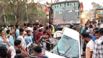 স্টার লাইন বাসের ধাক্কায় প্রাইভেটকারটি দুমড়েমুচড়ে যায়