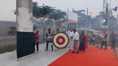 যশোরে মুক্তিযুদ্ধের বিজয়স্তম্ভে থাকা বঙ্গবন্ধু শেখ মুজিবুর রহমানের নামফলক গাঢ় কাপড়ে ঢেকে দেওয়া হয়েছে। ছবি: বাংলা ট্রিবিউন