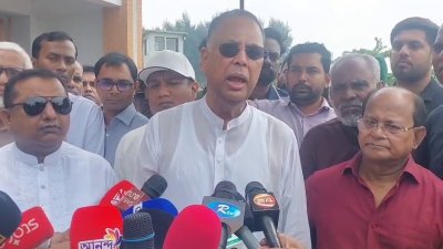 সিরাজগঞ্জে  সাংবাদিকদের সঙ্গে কথা বলেন ইকবাল হাসান মাহমুদ টুকু