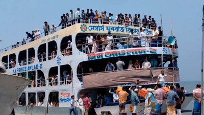 ঝুঁকি নিয়ে চলাচল করছে লঞ্চ