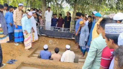 স্থানীয় কবরস্থানে নিহতদের দাফন