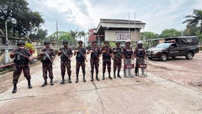রংপুর নগরীর স্টেশন বাবুপাড়া এলাকার তেলের ডিপোতে বিজিবি মোতায়েন করা হয়