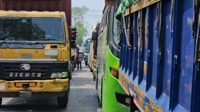 নদী পার হতে আসা গাড়ির দীর্ঘ লাইন