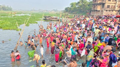 গোকর্ণঘাটের তিতাস নদীতে গঙ্গস্নান