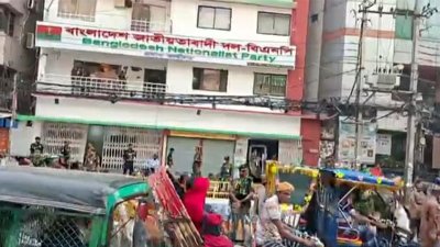 তারেক রহমানের আহম ঘিরে নয়াপল্টনে বিএনপির কেন্দ্রীয় কার্যালয়ের সামনে আইনশৃঙ্খলা বাহিনীর সদস্যরা