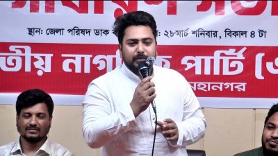 সভায় বক্তব্য দিচ্ছেন এনসিপির আহ্বায়ক ও বিরোধীদলীয় চিফ হুইপ নাহিদ ইসলাম