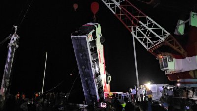 রাজবাড়ীর গোয়ালন্দের দৌলতদিয়া ঘাটে পদ্মা নদীতে পড়ে ডুবে যাওয়া সৌহার্দ্য পরিবহনের বাসটির রেজিস্ট্রেশন সাময়িক স্থগিত