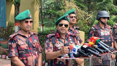 প্রেস ব্রিফিংয়ে বক্তব্য দিচ্ছেন ব্যাটালিয়ান-১ বিজিবির অধিনায়ক লেফটেন্যান্ট কর্নেল রিয়াজ শাহরিয়ার