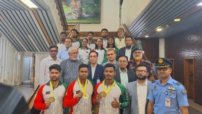 আর্চারি দলকে ফুল দিয়ে বরণ করে নেওয়া হয়।