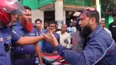 সংঘর্ষে একজনের রক্তমাখা অবস্থায় দেখা গেছে