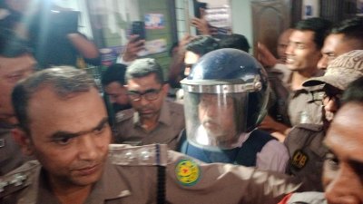 আদালত চত্বরে মাসুদ উদ্দিন চৌধুরী
