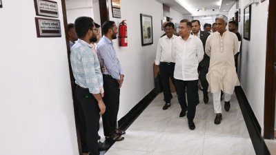 গত ২৯ মার্চ প্রধানমন্ত্রী আকস্মিকভাবে সচিবালয়ের বিভিন্ন মন্ত্রণালয় পরিদর্শন করেন