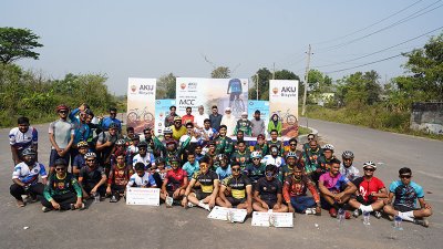৩০০ ফিট সড়কে অনুষ্ঠিত সাইক্লিং প্রতিযোগিতায় অংশগ্রহণকারীরা