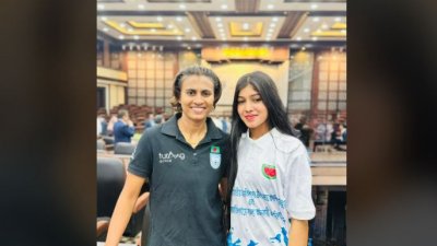 অনুষ্ঠানে সাবিনা ও গোলকিপার ঝিলি।