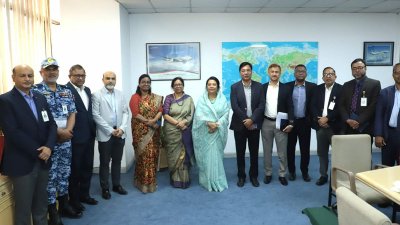 বলাকা ভবন পরিদর্শনে বিমানমন্ত্রী ও প্রতিমন্ত্রী। ছবি: সংগৃহীত