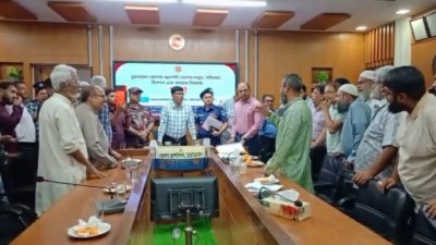 জ্বালানি তেলের মজুত, পরিবহন, বিপণন ও ব্যবহার সংক্রান্ত সভায় চুয়াডাঙ্গার ডিসি। ছবি: সংগৃহীত