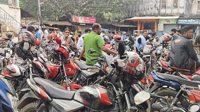 তেলের জন্য পাম্পে গাড়ির জটলা
