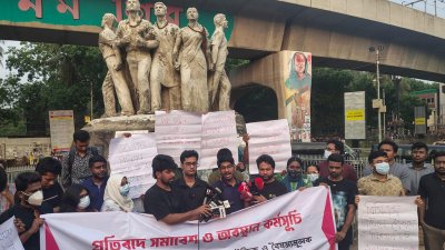 ঢাবির রাজু ভাস্কর্যের পাদদেশে আন্দোলনকারীরা। ছবি: বাংলা ট্রিবিউন