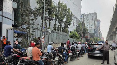 জ্বালানি তেলের পাম্পে দীর্ঘ সারি (ছবি: নাসিরুল ইসলাম)