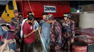 ‘তেল নেই’ লেখা পাম্প থেকে ৩৪ হাজার লিটার উদ্ধার করলো বিজিবি