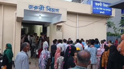 তিন জনকে উদ্ধার করে হাসপাতালে নেওয়া হয়েছে
