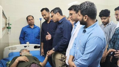 মীর মুস্তাফিজুর রহমানের শয্যার পাশে প্রধানমন্ত্রীর ব্যক্তিগত চিকিৎসক ডা. আ ন ম মনোয়ারুল কাদির বিটু
