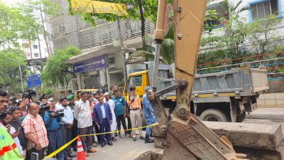আসন্ন বর্ষা মৌসুমে ঢাকা দক্ষিণ সিটি করপোরেশন (ডিএসসিসি) এলাকার জলাবদ্ধতা নিরসনের লক্ষ্যে মাসব্যাপী বিশেষ পরিষ্কার-পরিচ্ছন্নতা কার্যক্রম