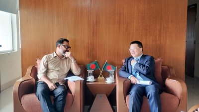 ক্রীড়া প্রতিমন্ত্রী আমিনুল হক ও চীনের রাষ্ট্রদূত ইয়াও ওয়েন।
