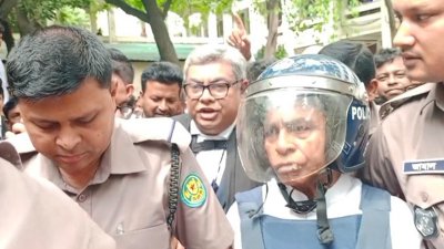 পুলিশের নেফাজতে  বিএম মোজাম্মেল হক