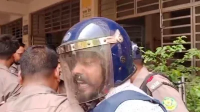 সিএমএম আদালত প্রাঙ্গণে কনস্টেবল শোয়াইবুর রহমান জয়। ছবি: বাংলা ট্রিবিউন
