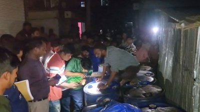 ব্রাহ্মণবাড়িয়ার নাসিরনগরে এক দোকান থেকে পাঁচ হাজার লিটার জ্বালানি তেল জব্দ করেছেন ভ্রাম্যমাণ আদালত