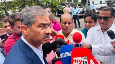 কথা বলছেন শহীদ উদ্দীন চৌধুরী এ্যানি