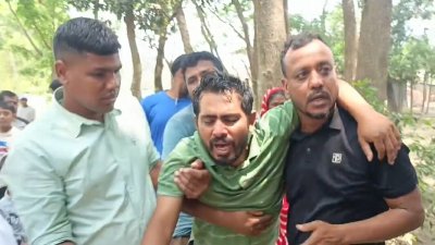 নিহত একজনের স্বজনের আহাজারি
