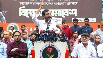 বিক্ষোভ সমাবেশে কথা বলছেন মজিবুর রহমান মঞ্জু