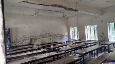 লক্ষ্মীপুরের রায়পুরে ক্লাস চলাকালে একটি বিদ্যালয়ের শ্রেণিকক্ষে ছাদের পলেস্তারা খসে পড়ে ক্লাসে থাকা তিন শিক্ষার্থী আহত