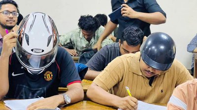 জবিতে নিরাপত্তা শঙ্কায় হেলমেট পরে পরীক্ষা দিচ্ছেন শিক্ষার্থীরা
