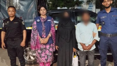 চট্টগ্রামের বাঁশখালীতে মাকে গলা কেটে হত্যা মামলার প্রধান আসামি ছেলে ও তার স্ত্রী গ্রেফতার। ছবি: র‌্যাবের সৌজন্যে