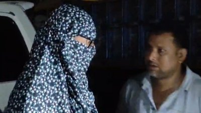 নারী সেজে তেল নিয়ে গিয়ে ধরা পড়লেন যুবক