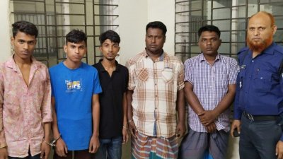 তিন কর্মকর্তাকে অপহরণ করে মারধর এবং এক লাখ টাকা মুক্তিপণ দাবির অভিযোগে পাঁচ জনকে গ্রেফতার করেছে পুলিশ