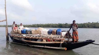মৌসুম চললেও তেল সংকটে ১০ দিন আগেই বাড়ি ফিরছেন জেলেরা