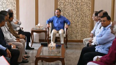 প্রধানমন্ত্রীর সঙ্গে সাক্ষাৎ করেন পূজা উদযাপন কমিটির নেতারা