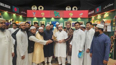 মদিনা বিশ্ববিদ্যালয়ে সাংস্কৃতিক মেলা পরিদর্শনে গেলে নাহিদ ইসলামের হাতে সম্মাননা স্মারক তুলে দেন প্রবাসী শিক্ষার্থীরা