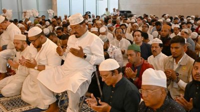 বিশিষ্ট শিক্ষাবিদ দিলারা হাফিজের আত্মার মাগফিরাত কামনায় রাজধানীর গুলশান সোসাইটি জামে মসজিদে বিশেষ দোয়া ও মিলাদ মাহফিল