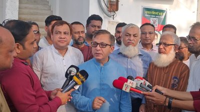 সিলেট নগরের নিজ বাসভবনে সাংবাদিকদের সঙ্গে কথা বলেন বাণিজ্যমন্ত্রী