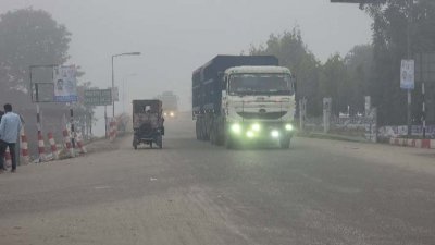 যানবাহনগুলো চলছে হেডলাইট জ্বালিয়ে