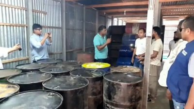 ড্রামে জ্বালানি তেলের মজুত