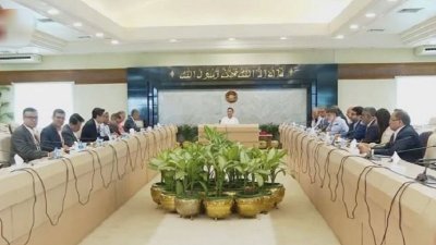 ব্যবসায়ী নেতাদের সঙ্গে বৈঠকে প্রধানমন্ত্রী তারেক রহমান (ছবি: বিএনপির মিডিয়া সেল))