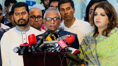 বিমানবন্দরে মরদেহ গ্রহণের পর ব্রিফিং করছেন প্রবাসী কল্যাণ ও বৈদেশিক কর্মসংস্থান মন্ত্রী আরিফুল হক চৌধুরী; এসময় আরও উপস্থিত ছিলেন প্রতিমন্ত্রী মো. নুরুল হক এবং পররাষ্ট্র প্রতিমন্ত্রী শামা ওবায়েদ ইসলাম